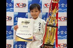 令和7年7月6日　 大阪府堺市 タフネスカップ空手道選手権大会 主催　正道会館　青谷道場 小学1年女子上級の部 　優勝　彈上原衣茉