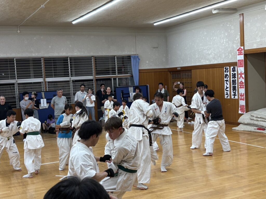 合同スパーリング会

愛媛・高知県の各流派の精鋭約100名の参加にて無事に終える事が出来ました。

ご参加頂きました皆様に心からの感謝と共に全日本大会でのご活躍を心から祈念申し上げます。

有難うございました。