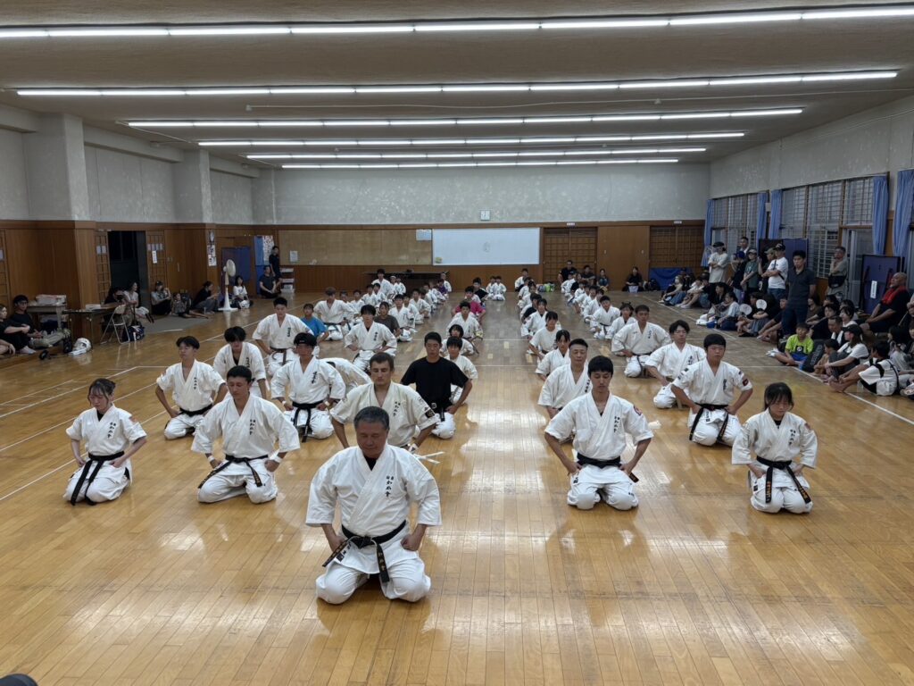 合同スパーリング会

愛媛・高知県の各流派の精鋭約100名の参加にて無事に終える事が出来ました。

ご参加頂きました皆様に心からの感謝と共に全日本大会でのご活躍を心から祈念申し上げます。

有難うございました。