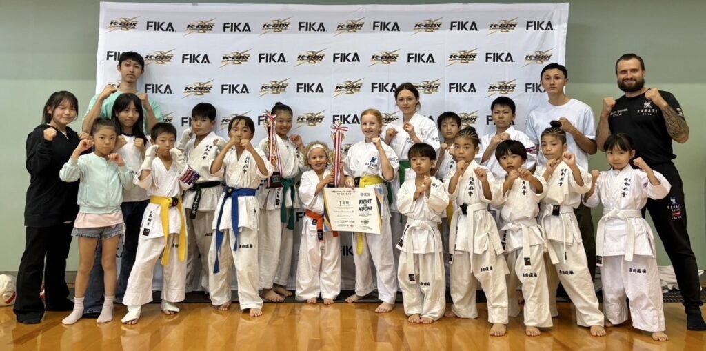 正道高知県大会

2025年9月28日

小学６年女子上級　優勝　大西悠蘭

幼年年長上級　優勝　Makars Bereznevs