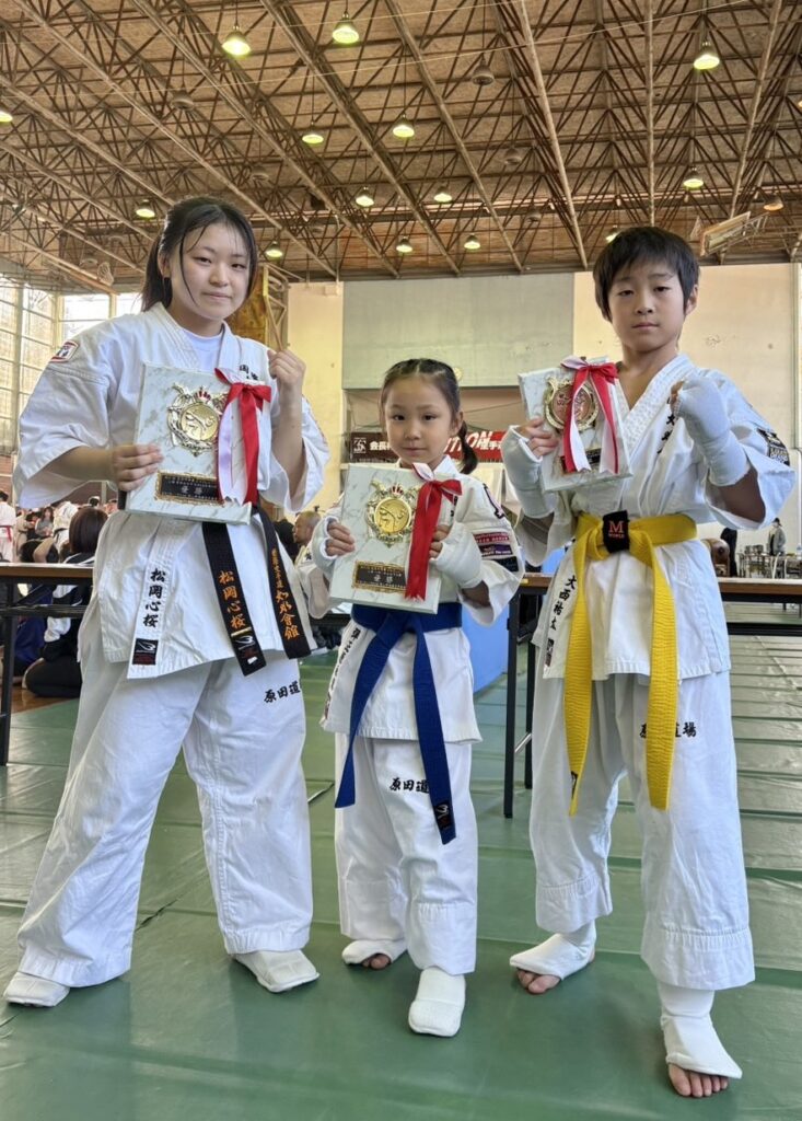 第21回会長杯争奪空手道選手権大会

2025年11月23日（岡山県玉野市）

小学１年女子　　優勝　彈上原衣茉

小学５年男子　　３位　大西祐太

高校生女子　　優勝　松岡心桜