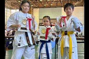 第21回会長杯争奪空手道選手権大会 2025年11月23日（岡山県玉野市） 小学１年女子　　優勝　彈上原衣茉 小学５年男子　　３位　大西祐太 高校生女子　　優勝　松岡心桜