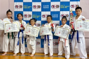 正道会館愛媛県大会 2025年12月7日（日） 小学１年男子チャレンジクラス 　準優勝　蒼森龍海 小学３年女子チャレンジクラス 　準優勝　大西愛蘭 小学3年男子チャレンジクラス 　３位　山本蓮 小学３年男子チャンピオンクラス軽量級 　３位(全日本権利獲得)蒼森龍樹 小学６年女子チャンピオンクラス軽量級 　優勝(全日本権利獲得)　大西悠蘭 小学6年男子チャンピオンクラス重量級 　３位(全日本権利獲得)　彈正原瑛仁