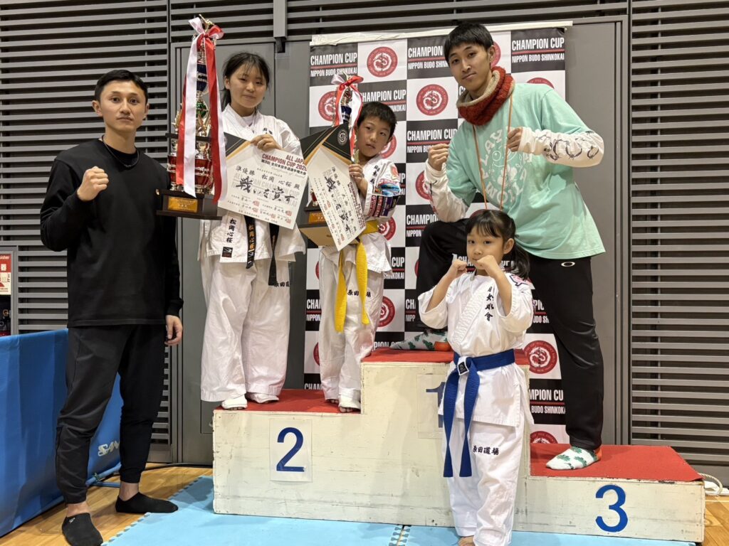 第3回全日本空手道選手権大会

2026年2月28日（大阪府）

高校生　女子の部　準優勝　松岡心桜

小学３年男子の部　準優勝　大西翔太

小学１年女子の部　第４位　彈上原衣茉