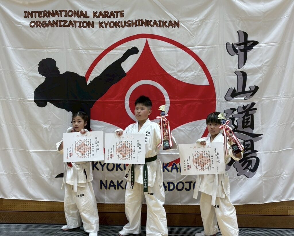 極真中山道場こんぴら杯
2026年3月15日(香川県)
小学2年 女子 3位 神田澪愛
小学4年男子軽量 3位 神田蓮生
小学4年男子重量 2位 中川遙己