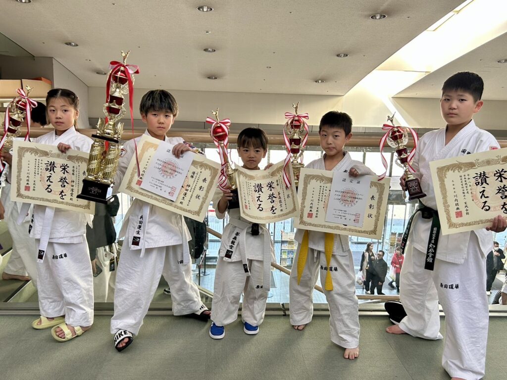 全日本実践空手道選手権大会

2026年3月1日（広島県）

幼年の部　　　優勝　蒼森龍空

小学２年女子　２位　神田澪愛

小学３年男子　２位　大西翔太

小学４年男子　優勝　神田蓮生

小学４年男子　３位　中川遙己

一般女子　　　優勝　松岡優奈