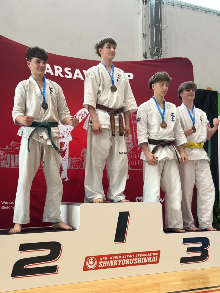 国際如水、プラティス選手がポーランドのワルシャワで開催された新極真会の大会にて優勝🏆

この大会は、リトアニアの強豪選手 Paulius Žimantas 選手と Eventes Gužauskas 選手に勝利し、実質的なヨーロッパチャンピオンになりました。

いよいよ、8月来日。

国際如水旋風が巻き起こります。