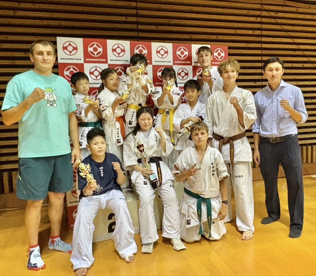 極真四国空手道選手権大会

2026年8月23日

小学2年女子上級
　優勝　彈正原衣茉　

小学3年男子上級重量級
　３位　　宮田幸　

小学3年女子上級
　準優勝　神田澪愛　

小学4年男子上級軽量級
　準優勝　大西翔太　

小学5年男子上級軽量級
　優勝　　神田蓮生　

小学5年男子上級重量級
　準優勝　中川遙己　

中学2.3年男子上級重量級
　３位　　ニキータ　

高校生女子上級
　優勝　　松岡心桜　