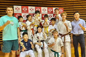 極真四国空手道選手権大会 2026年8月23日 小学2年女子上級 　優勝　彈正原衣茉　 小学3年男子上級重量級 　３位　　宮田幸　 小学3年女子上級 　準優勝　神田澪愛　 小学4年男子上級軽量級 　準優勝　大西翔太　 小学5年男子上級軽量級 　優勝　　神田蓮生　 小学5年男子上級重量級 　準優勝　中川遙己　 中学2.3年男子上級重量級 　３位　　ニキータ　 高校生女子上級 　優勝　　松岡心桜　