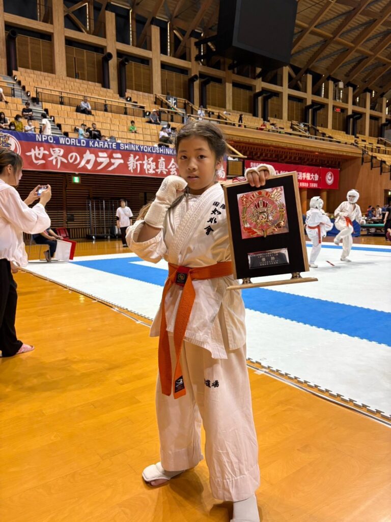 新極真　全四国ウェイト制空手道選手権大会

2026年9月23日

小学4年　優勝　神田澪愛
　※小学3年トーナメント不成立の為一学年上に出場

小学5年　優勝　神田蓮生
