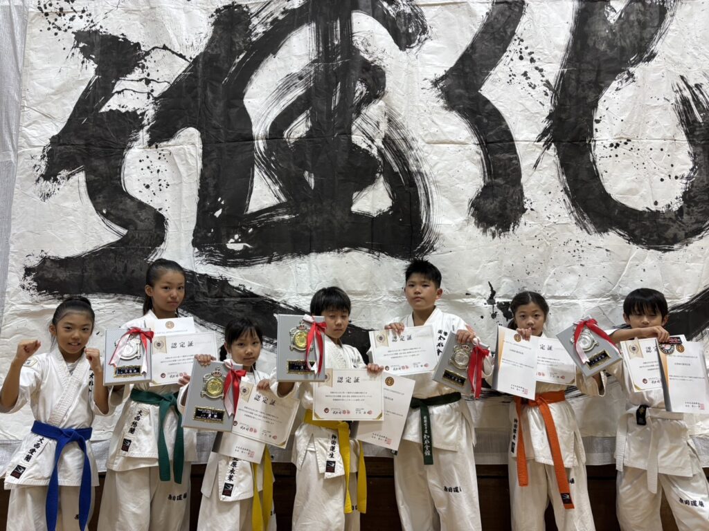 第22回会長杯争奪EVOLUTION


2026年10月4日（岡山県）

小学2年女子上級
　優勝　　彈正原　衣茉

小学3年女子上級
　準優勝　　神田　澪愛

小学3年男子重量級上級
　３位　　宮田　幸

小学5年男子軽量級上級
　優勝　　神田　蓮生

小学5年男子重量級上級
　準優勝　　中川　遥己

中学1年女子軽量級上級
　準優勝　　大西　悠蘭