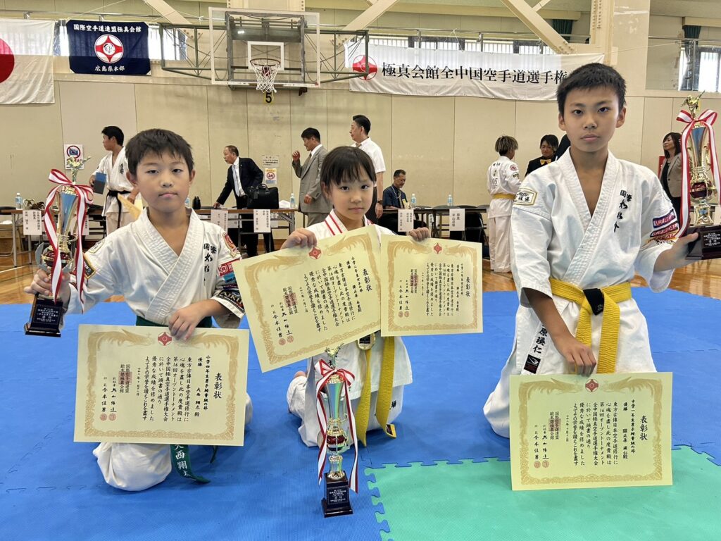極真会館全中国空手道選手権大会

2026年10月18日（広島市）

小学2年　形・組手の部
　　優勝　　彈正原衣茉

小学4年　組手の部
　　優勝　　大西翔太

中学1年　組手の部
　　優勝　　彈正原瑛仁